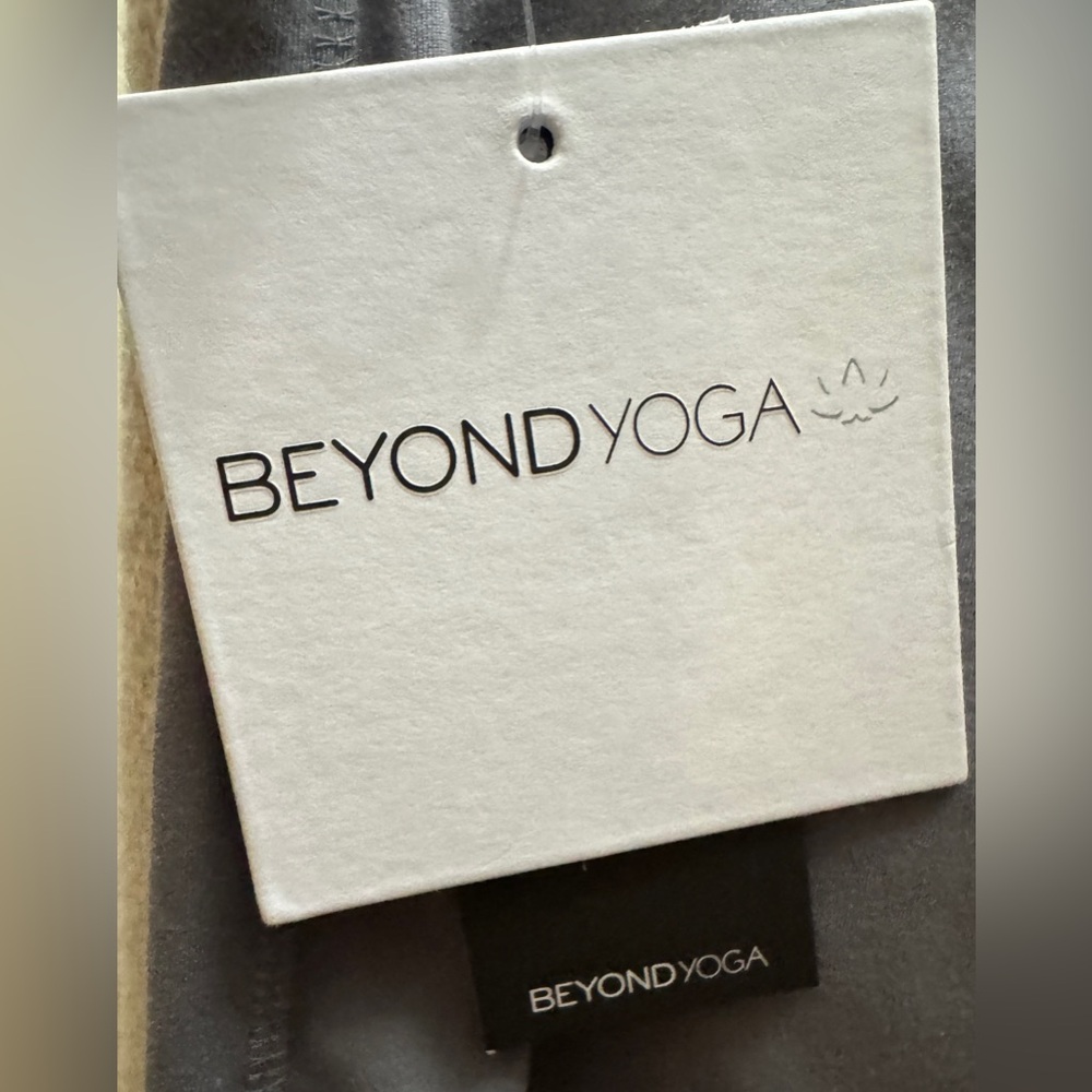 Women's Beyond Yoga Leggings - Picture 4 of 7
